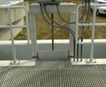 Bar grating platform and handrails image